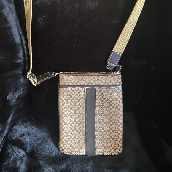 Coach Handbags - 💯 Authentic Coach crossbody